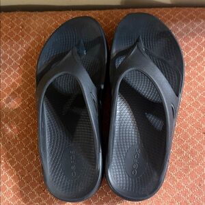 OOFOS black slides